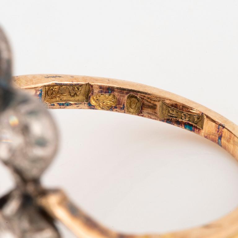 An 18K gold and silver ring set with old-cut diamonds.