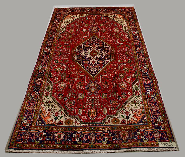 MATTA, Täbriz. 298 x 197 cm.