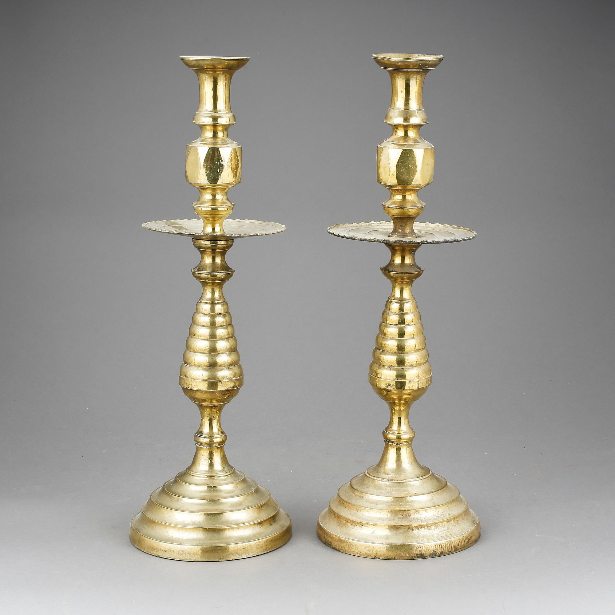 LJUSSTAKAR, ett par, mässing, orientaliska, 1900-talets andra hälft.