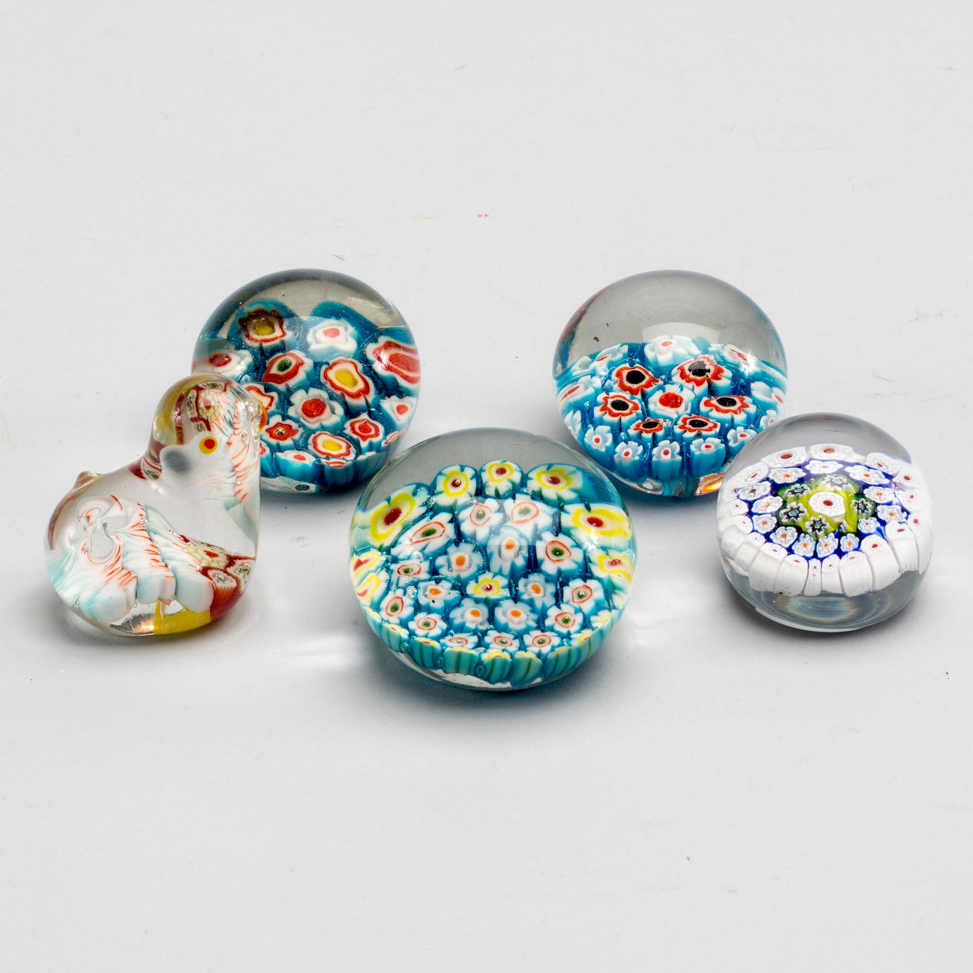 BREVPRESSAR, 5 st, glas, millefiori-teknik, 1900-talets andra hälft.