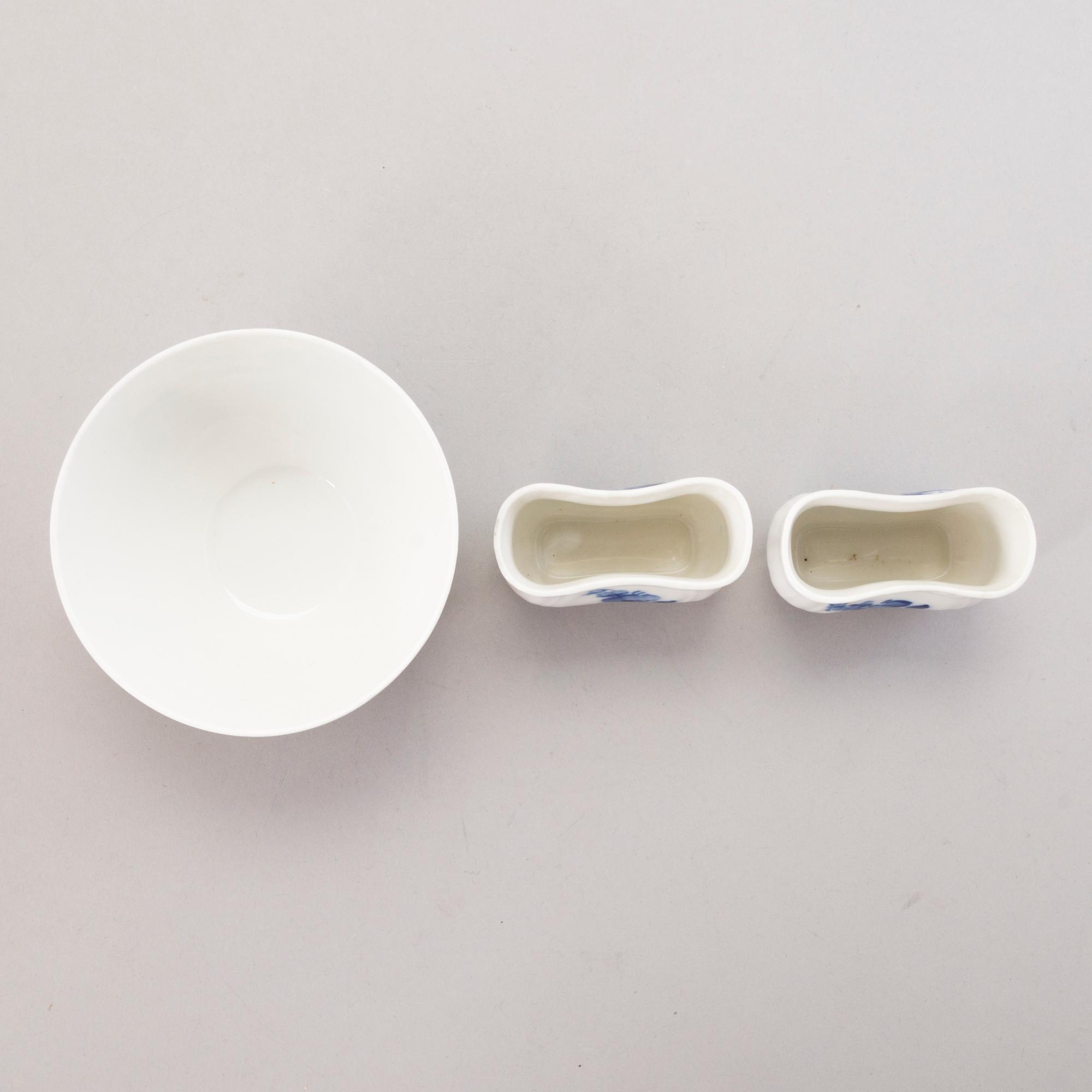 ROYAL COPENHAGEN, A 40-piece set of 'Blå Blomst" tablewear, second half of the 20th century.