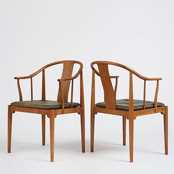 Hans J. Wegner, a set of 6 walnut 'China Chairs', Fritz Hansen, Denmark 1967.