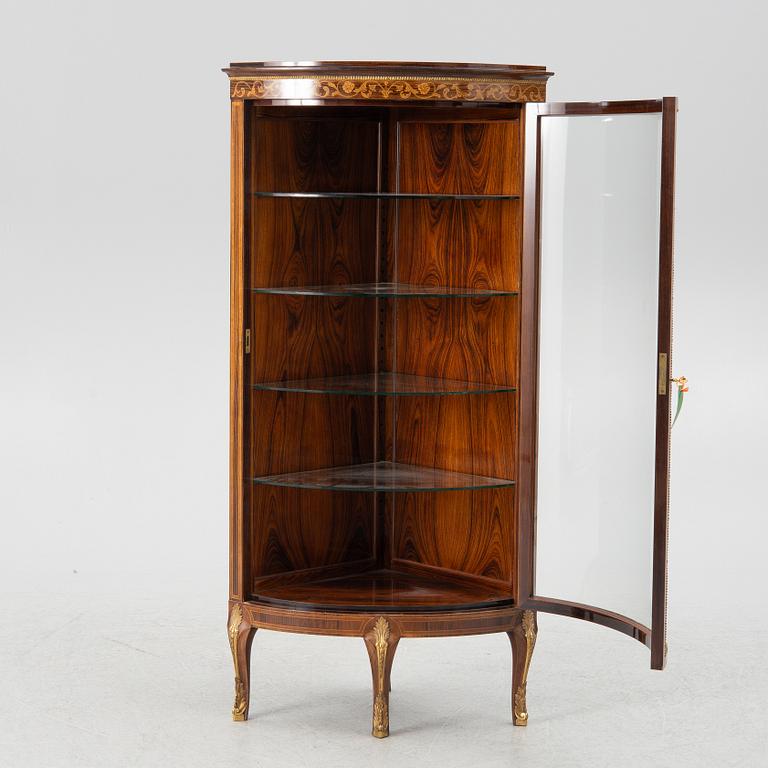 Hörnskåp, Louis XV stil, 1900-talets första hälft.