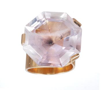 626. RING, set with kunzite.