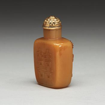 A carved agate snuff bottle, Qing dynasty (1644-1912).