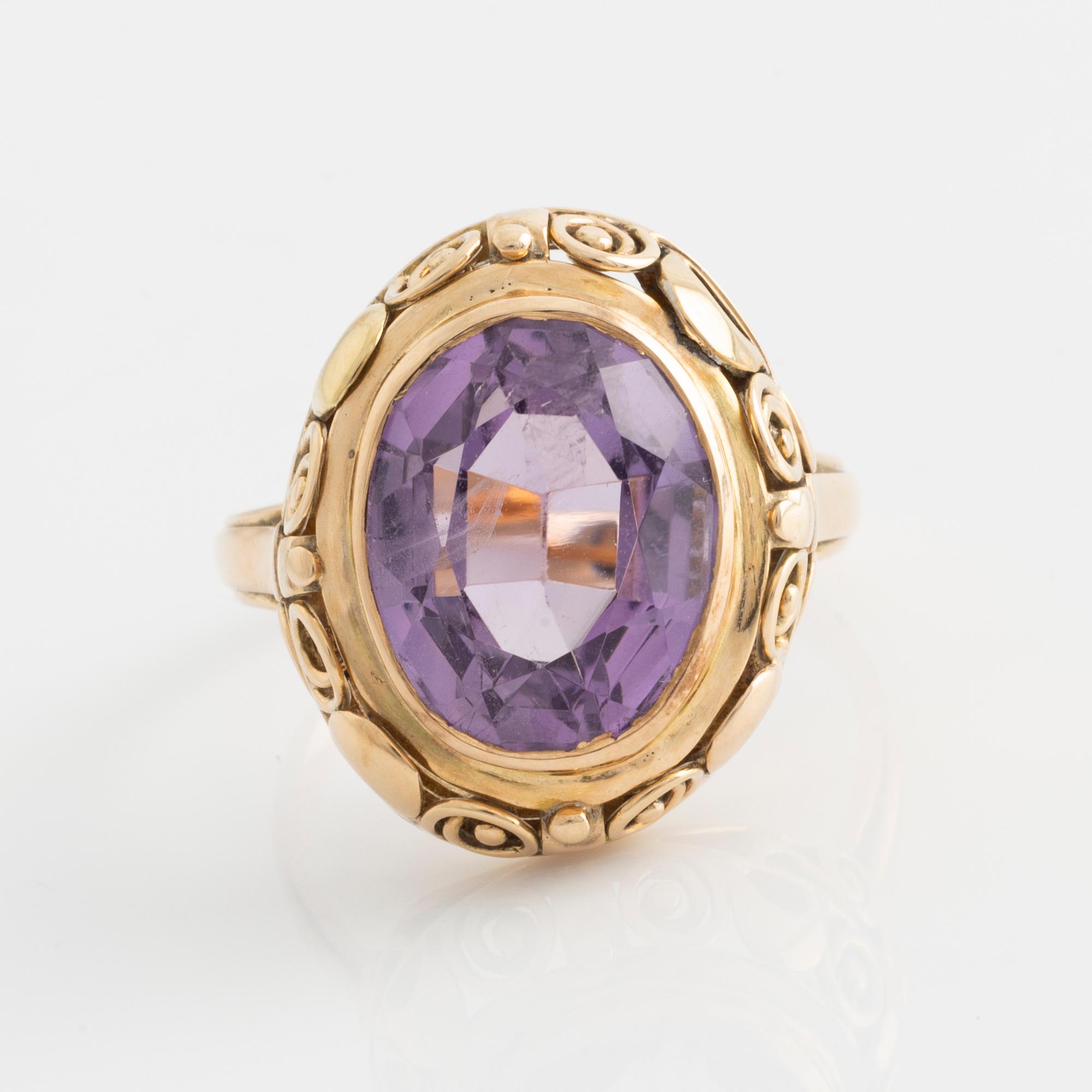 Ring 14K gold with a faceted amethyst.
