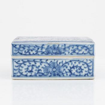 A blue and white porcelain box with cover, Qing dynasty, circa 1900. With an inscription.