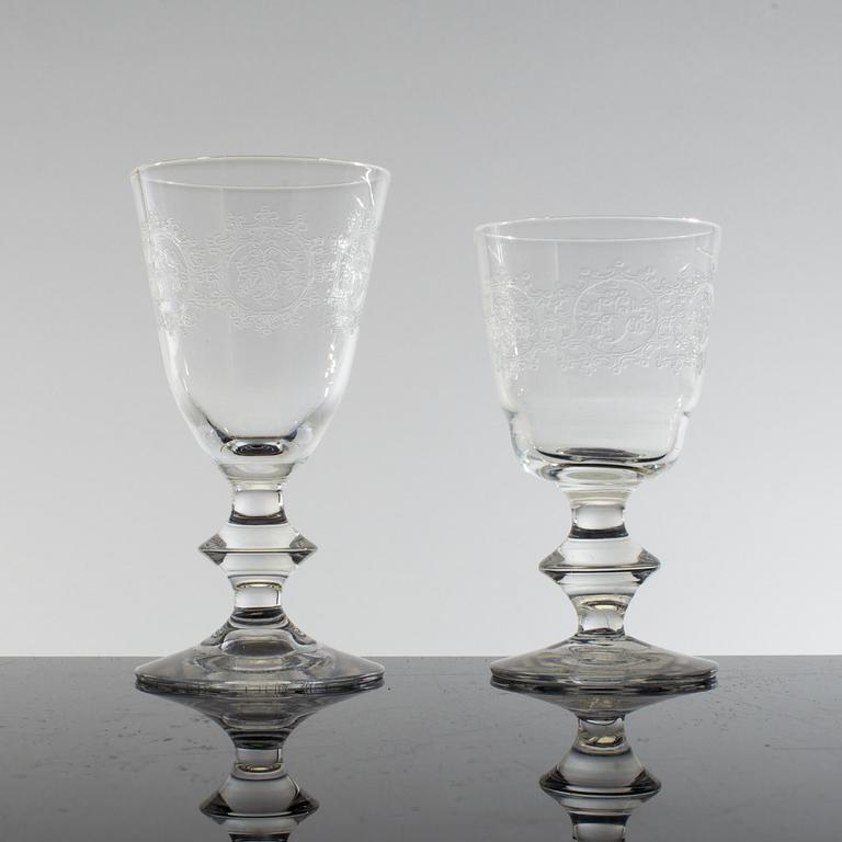 GLASSERVIS, 84 delar, glas, "Elon" Edvin Ollers Kosta, pantografierad, 1900-tal.