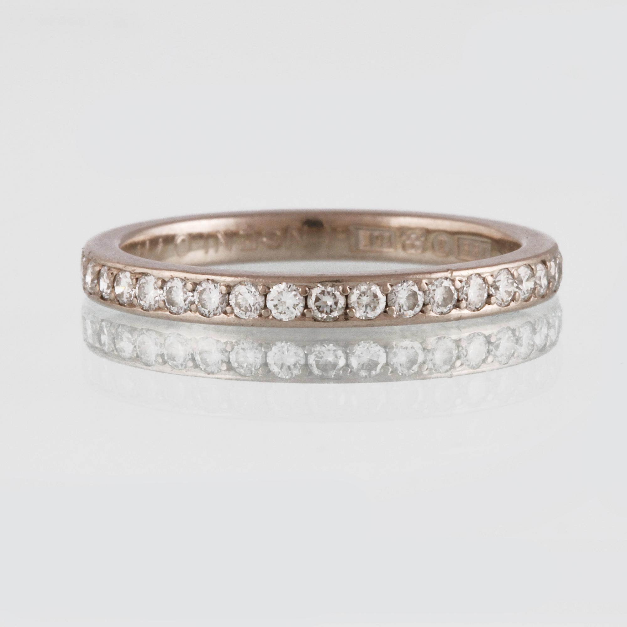 RING, 18K vitguld med briljantslipade diamanter, Jarl Sandin, Göteborg. Vikt 3,7 gram.