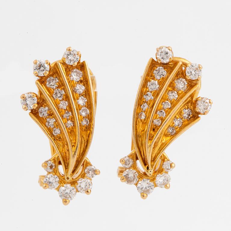 Brilliant-cut diamond earrings.