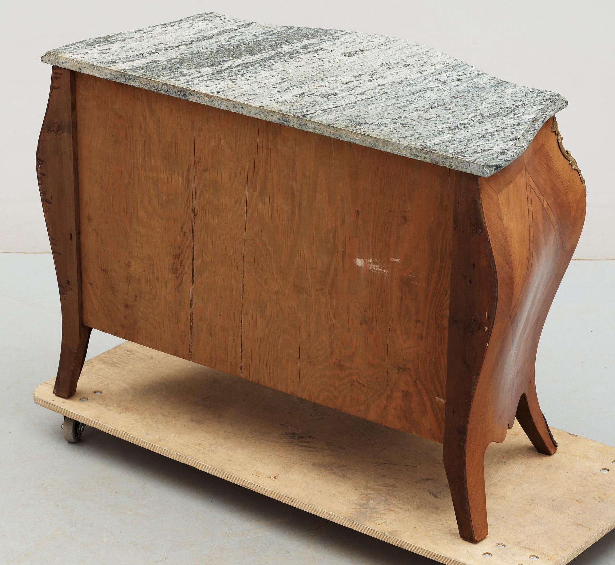 BYRÅ, rokokostil, 1900-talets mitt.