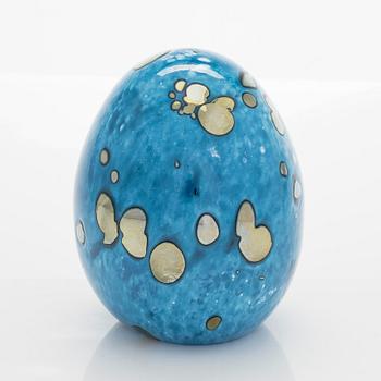 Oiva Toikka, A glass egg, 'Laguunikiwi', signed Oiva Toikka Nuutajärvi Notsjö 31/50.