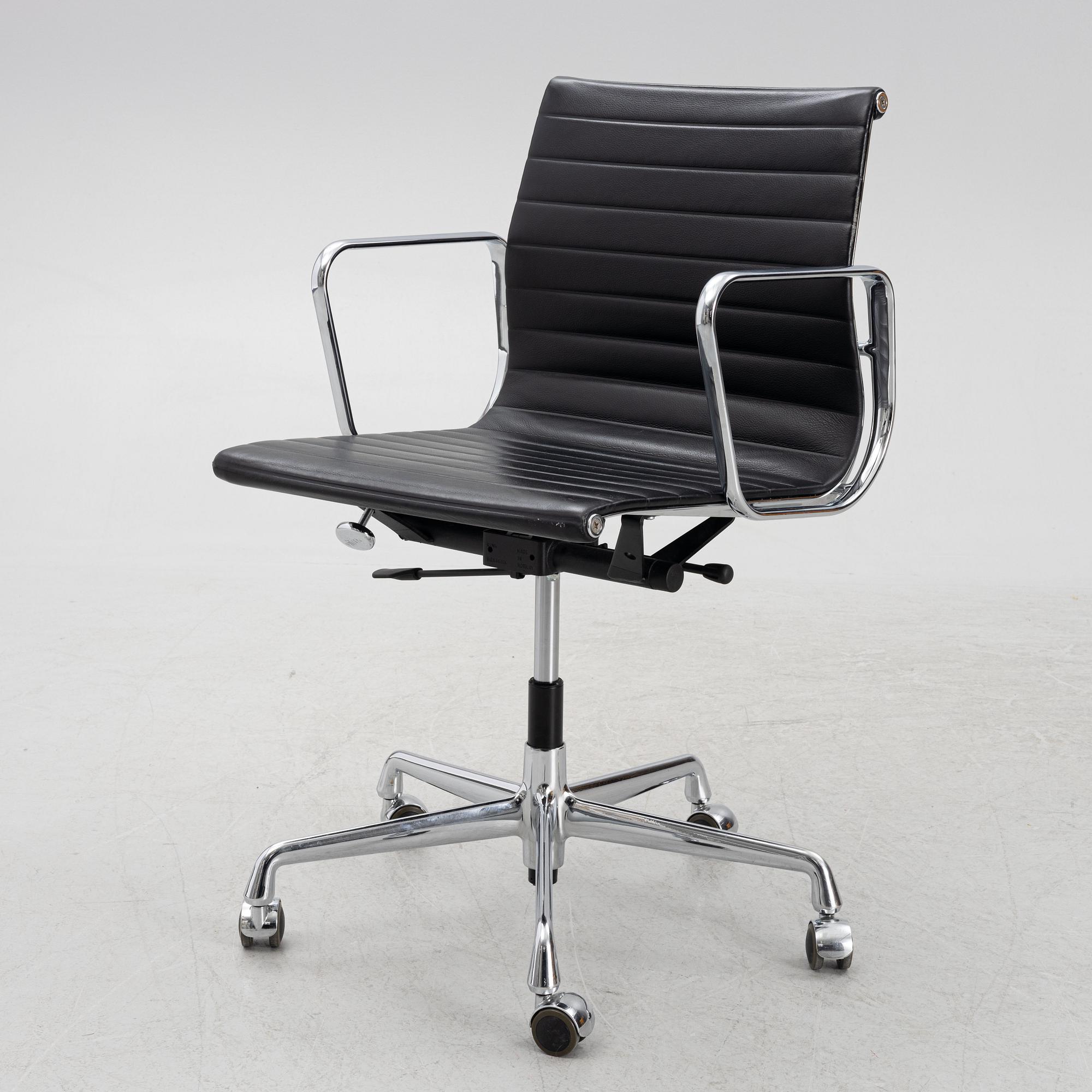 Charles & Ray Eames, kontorsstol, "EA117" Vitra.
