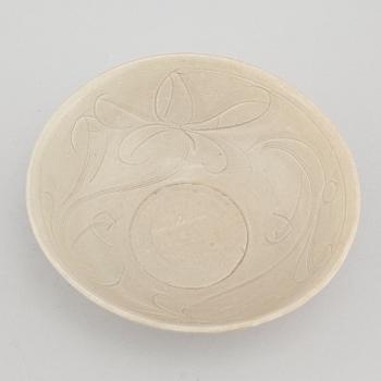 A olive green glazed bowl, Yuan/Ming dynasty.