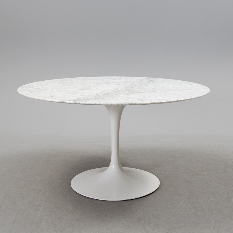 A 'Tulip' table by Eero Saarinen.