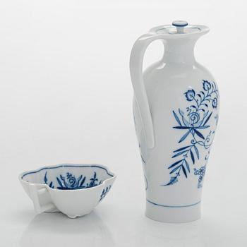 A set of 4 porcelain service pieces, "Onion pattern/Zwiebelmuster", Meissen and Teichert-Werke in Meissen, Germany.