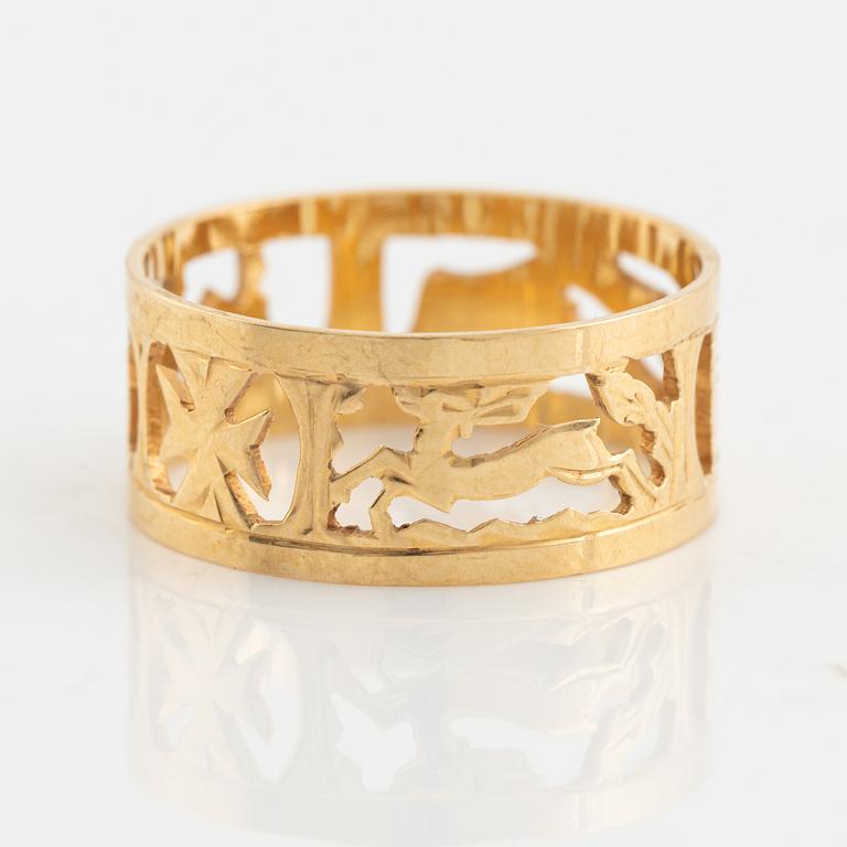 18K gold ring.