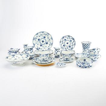 Service 45 dlr "Musselmalet" hel and halv blonde Royal Copenhagen Denmark porcelain.