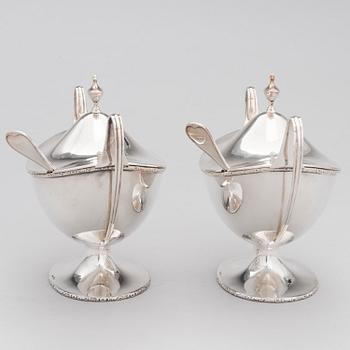 Firma CARL FREDRIK CARLMAN, SOCKERSKÅLAR med STRÖSKEDAR, ett par, silver, gustaviansk stil, Stockholm 1928-29.