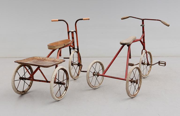TREHJULINGAR, 2 st, en märkt HJ Johansson, Anderstorp, 1900-talets första hälft.