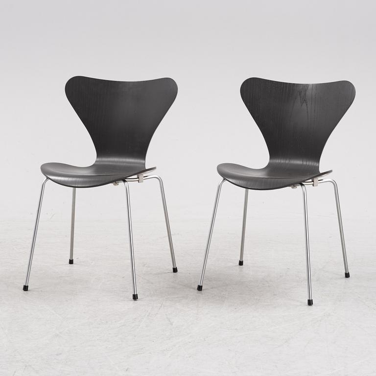 Arne Jacobsen, stolar, ett par, "Sjuan", Fritz Hansen, Danmark, daterade 2002.