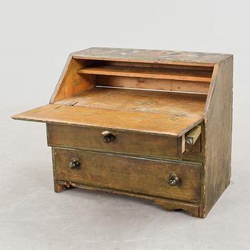 MINIATYR SNEDKLAFFSSEKRETÄR, allmoge, 1700-tal.