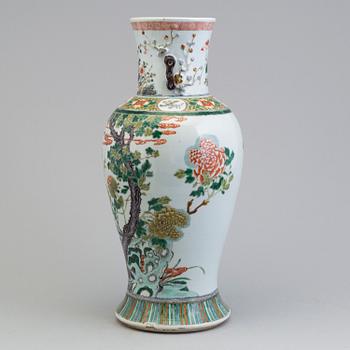 PRAKTVAS, porslin. Kina, Qingdynastin, Guangxu (1874-1908).