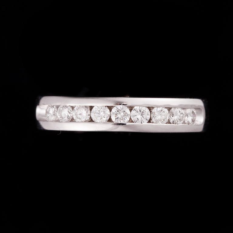 RING, 18K vitguld, 9 briljantslipade diamanter, tot. 0,25 ct. Intyg Sandberg. Originallåda.