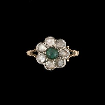RING, 18k guld med cabochonslipad smaragd och rosenslipade diamanter. Sverige, 1944. Vikt 3,9g.