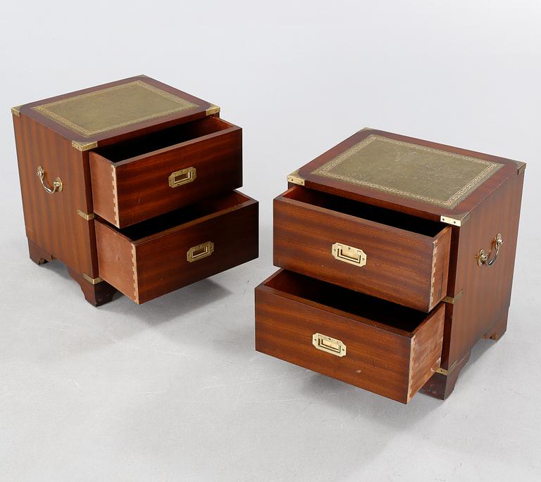 A pair of english style bedside tables, second half of the 20th century.