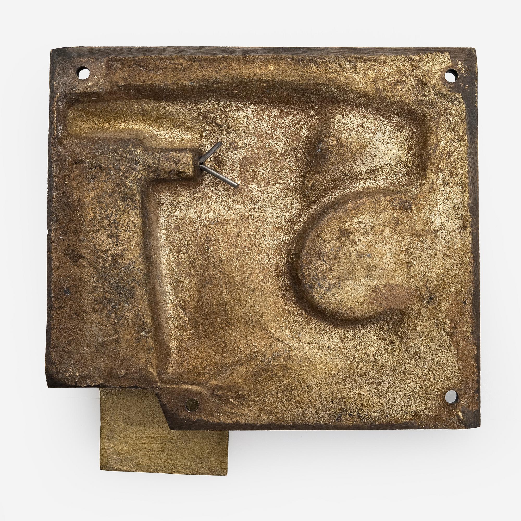 Armas Hutri, ovenkolkutin, pronssia, signeerattu massaan AH ja päivätty 1970.