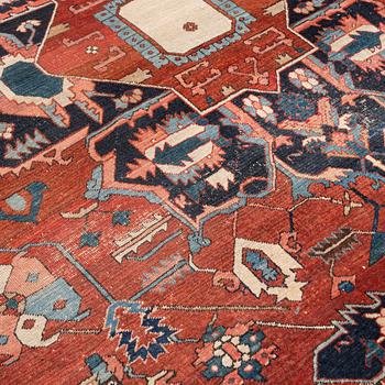 An antique Heris Serapi carpet, ca 391-408 x 298 cm.