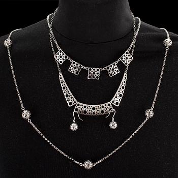 HÄNGSMYCKEN, 3 st samt ÖRHÄNGEN, sterling silver, Liisa Vitali, Kultakeskus. Nyprodukstion.