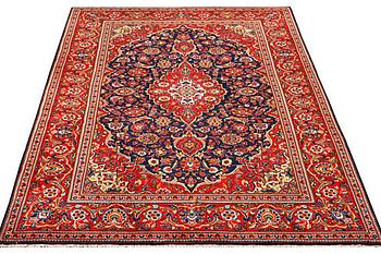 A Kashan carpet, c. 305 x 200 cm.