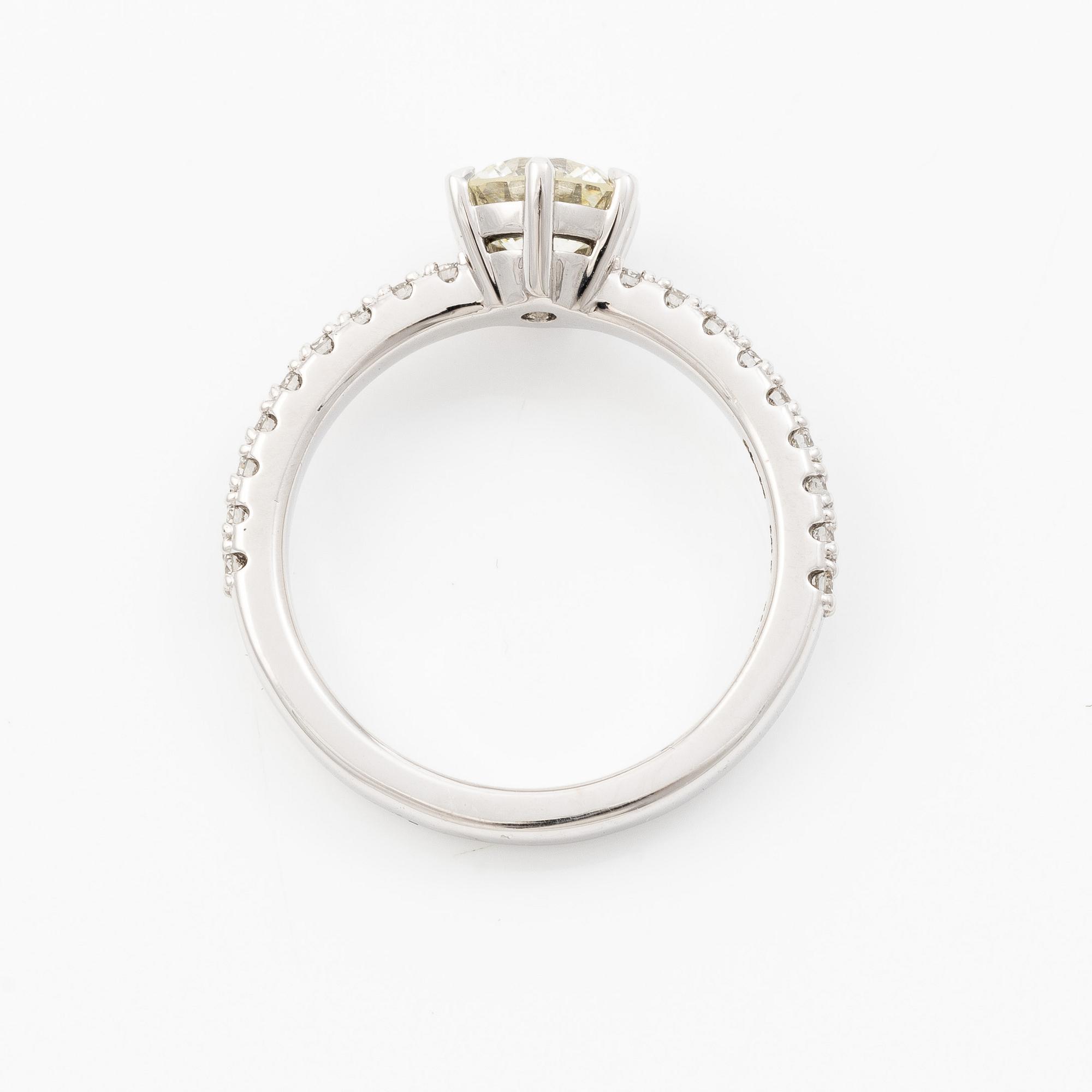 Ring 14K white gold set with brilliant-cut diamonds, accompanied by IGI report.