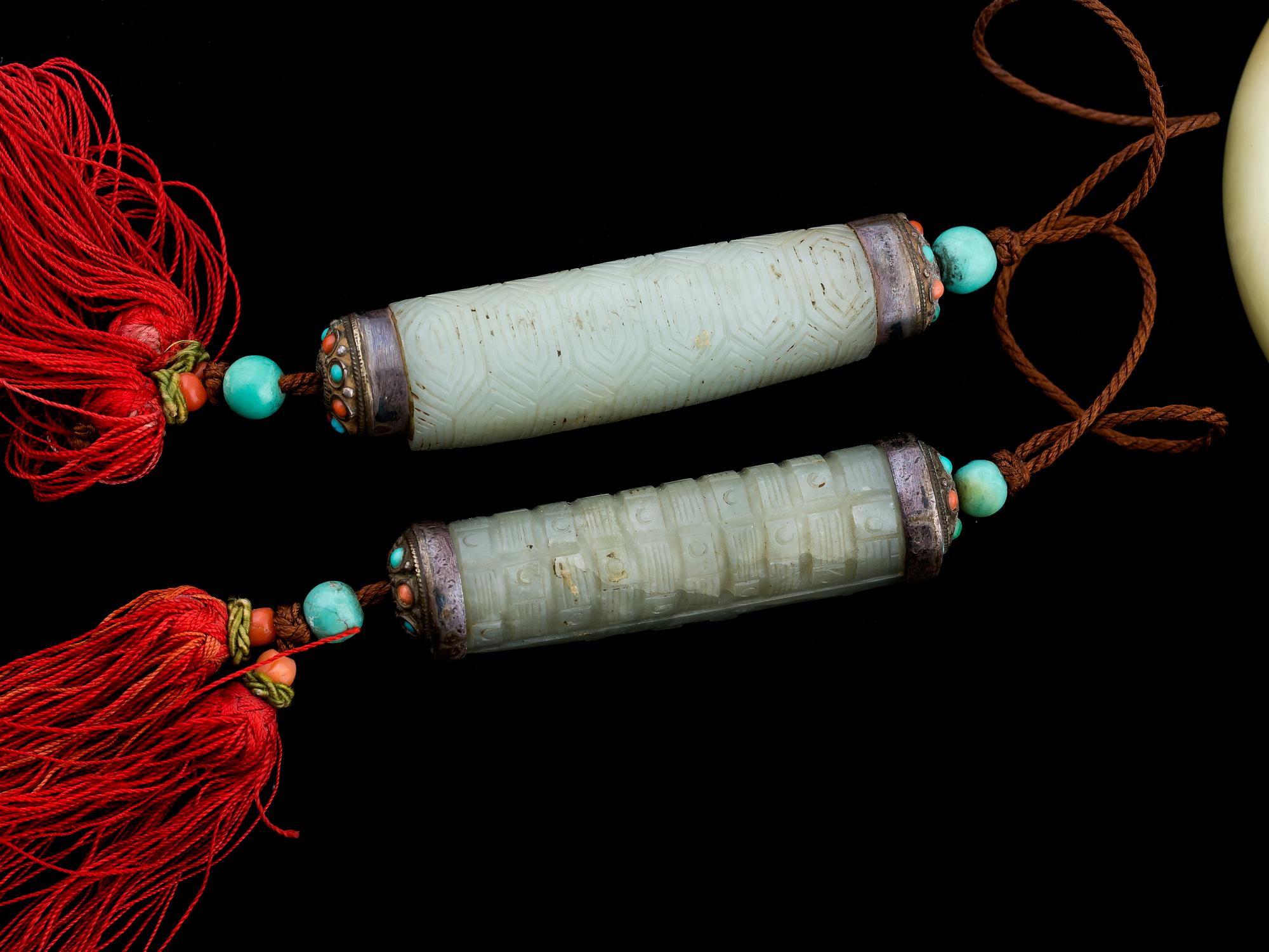 FIGURINER, 4 st, ARMRING, SCROLLTYNGDER ett par, DEKORELEMENT 2 st, Kina.