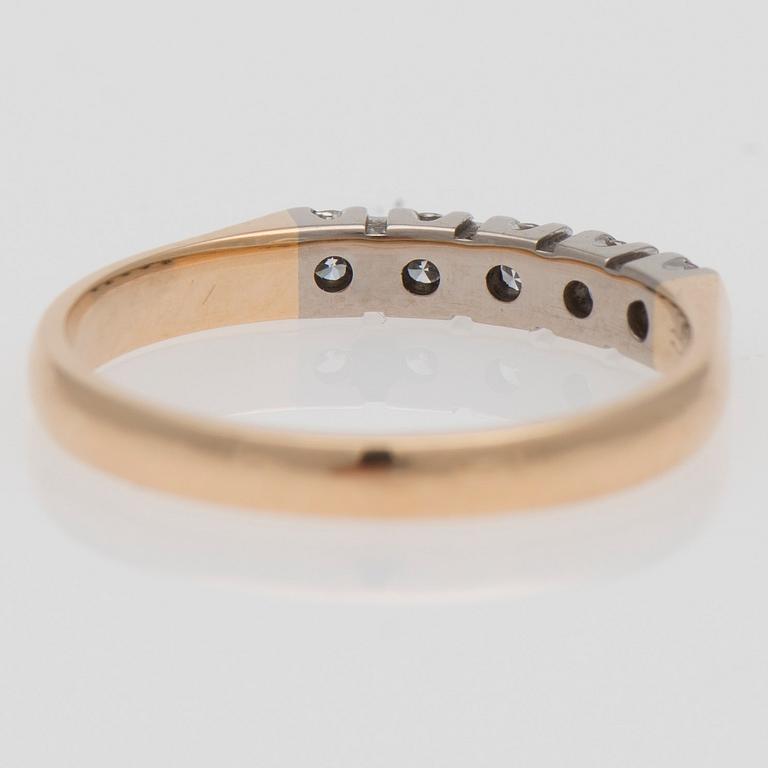 RING, briljantslipade diamanter, 18K guld. A. Tillander 2001.