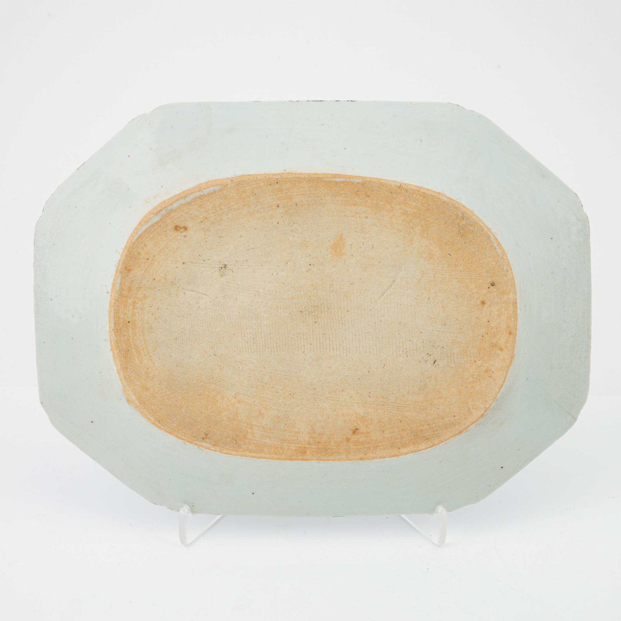 Stekfat, tre stycken, porslin, Kina, Qingdynastin, Qianlong (1736-95) samt Jiaqing (1796-1820).