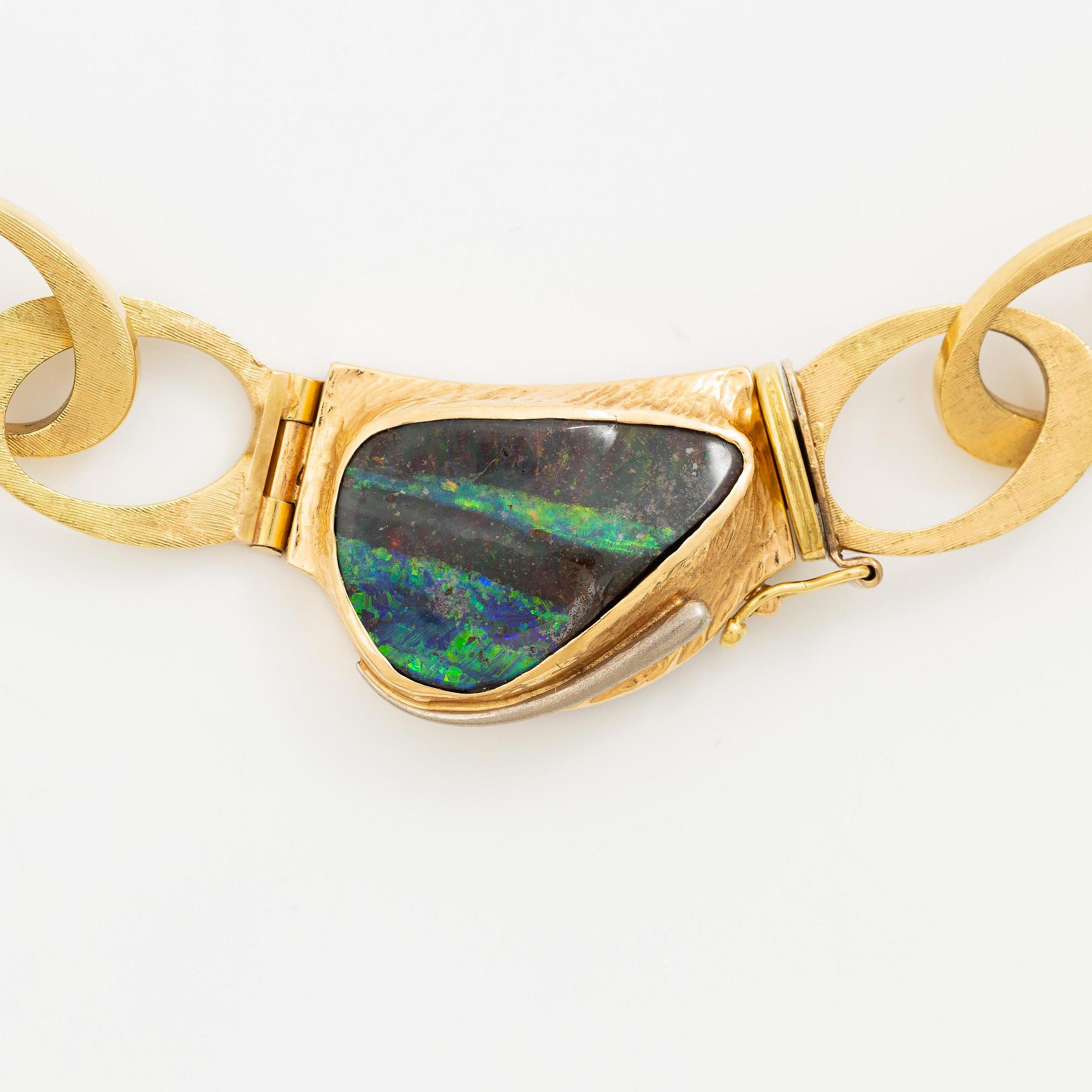Collier 18K guld med en opal.