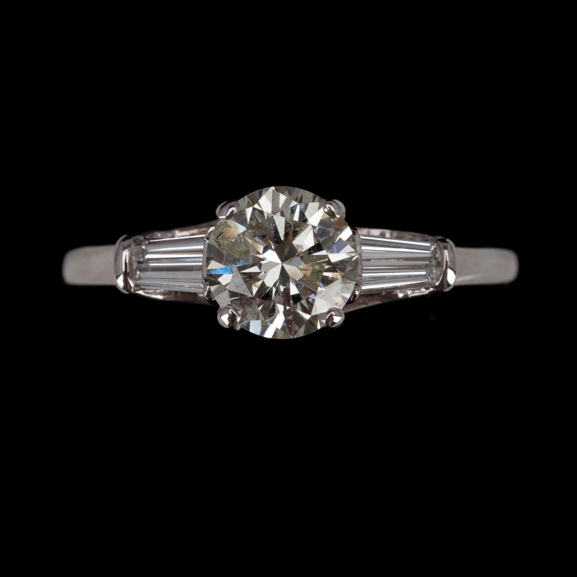 RING, vitguld 18K, briljantslipad diamant 1,19 ct samt 2 baguetteslipade diamanter tot. 0,20 ct.