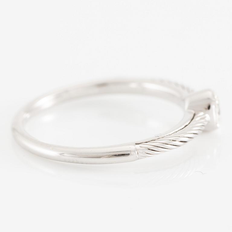 Ring 18K white gold with an oval-cut diamond.