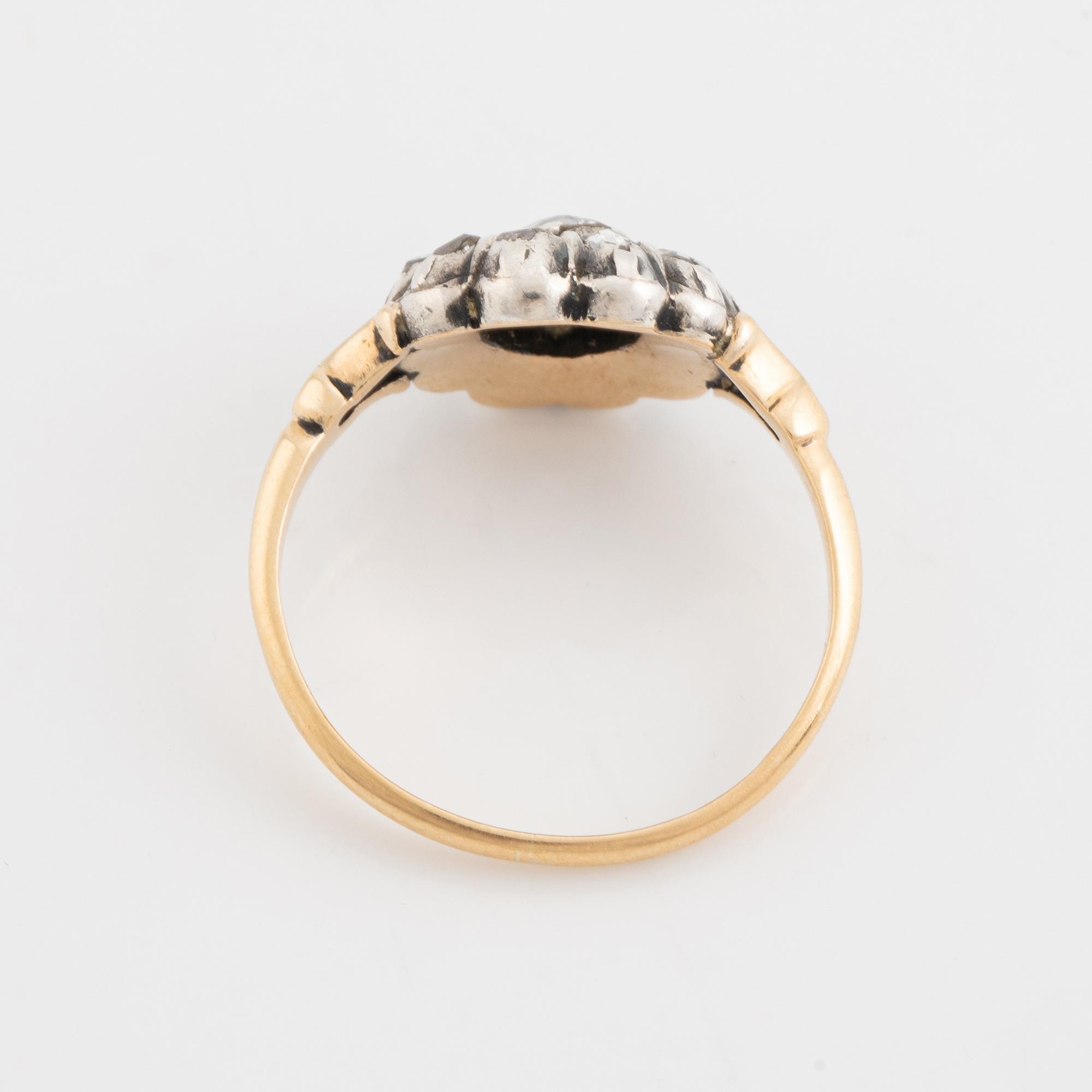 Ring in gold with old-cut and rose-cut diamonds.