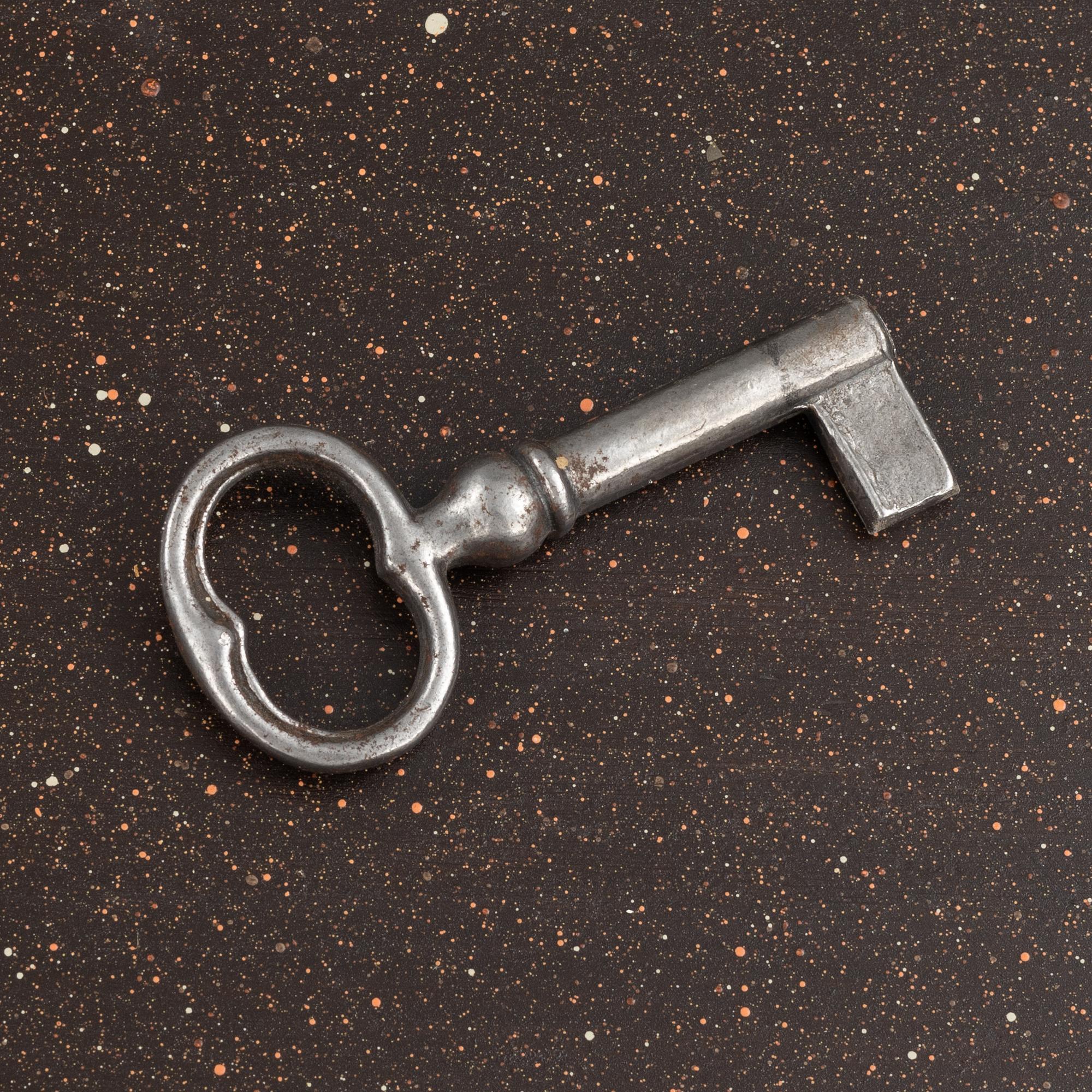 Vitrinskåp, gustaviansk stil, 1900-talets början.