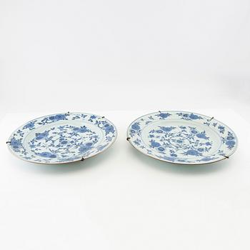 Pair of Chinese dishes, first half of the 18th century, porcelain.