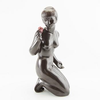 Dekorativ skulptur Sittande kvinna med ros Keramia Tjeckien 1900-talets mitt glaserad keramik.