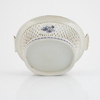 A basket weave export porcelain bowl with stand, China, Jiaqing (1796-1820).