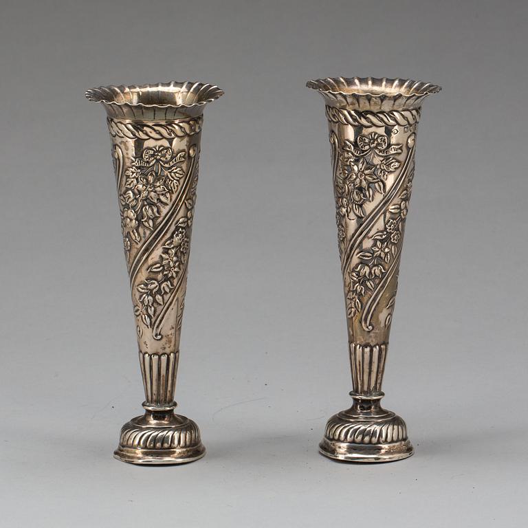 VAS, ett par, silver, London, England, 1900-01.