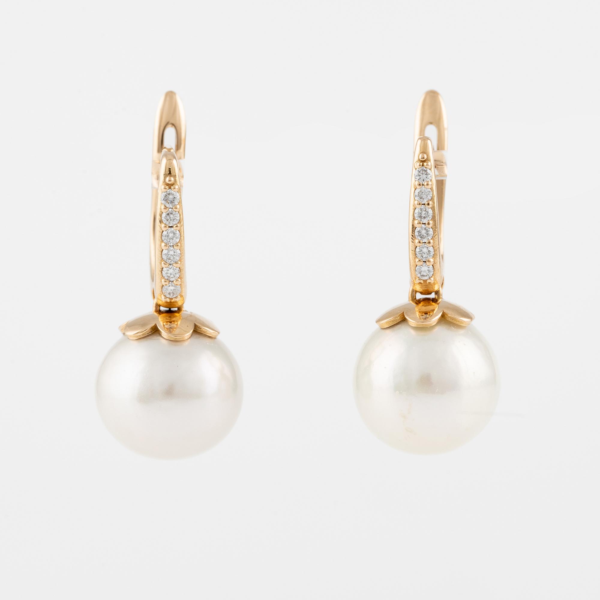 Ett par örhängen 18K guld med odlade sötvattenpärlor och runda briljantslipade diamanter.