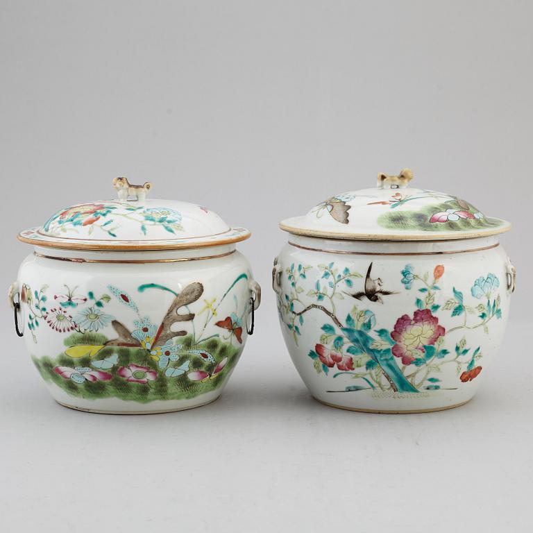 A group of two famille rose jars with covers, Qing dynasty, late 19th century.