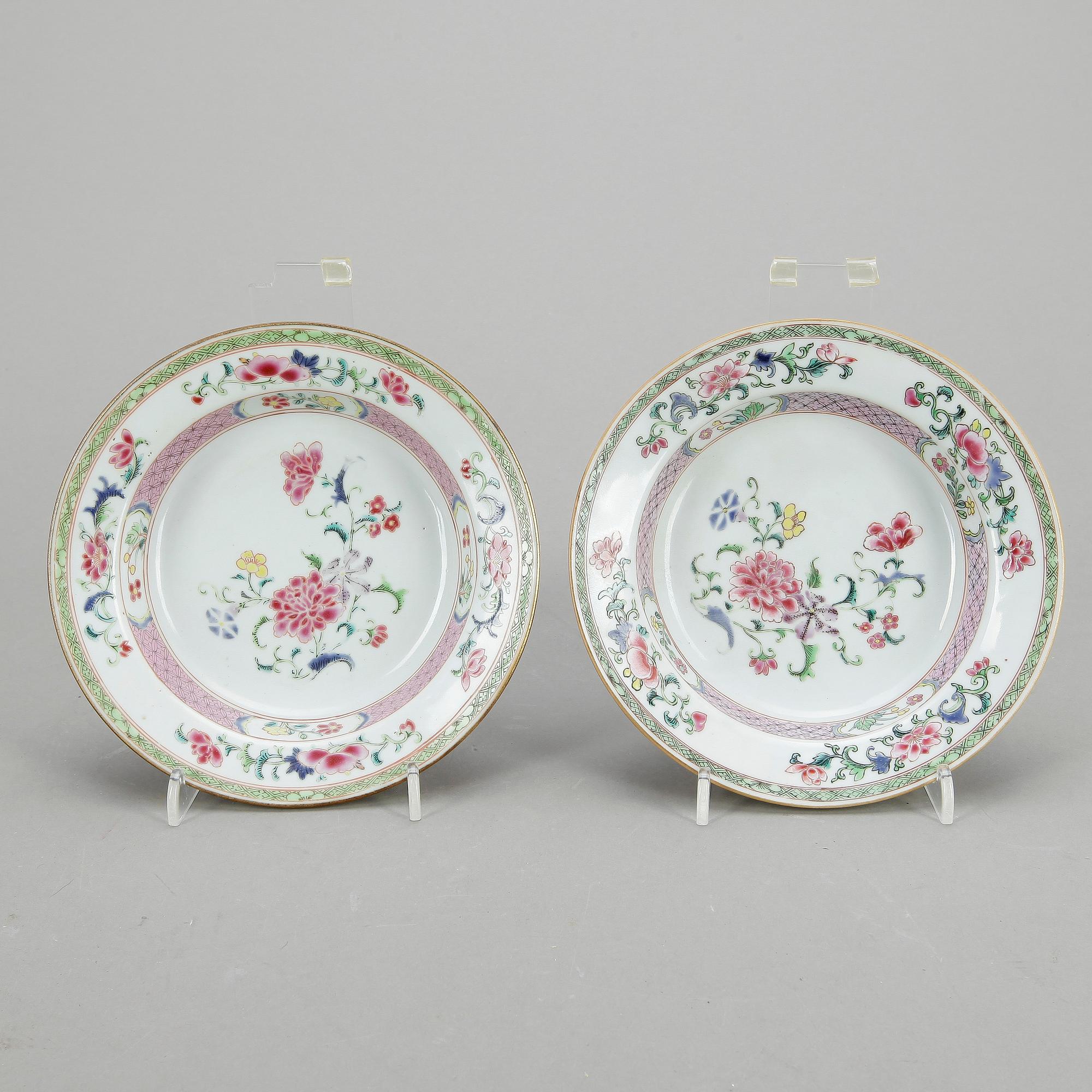 BÄRTALLRIKAR, ett par. Qing dynastin. 1700-tal.